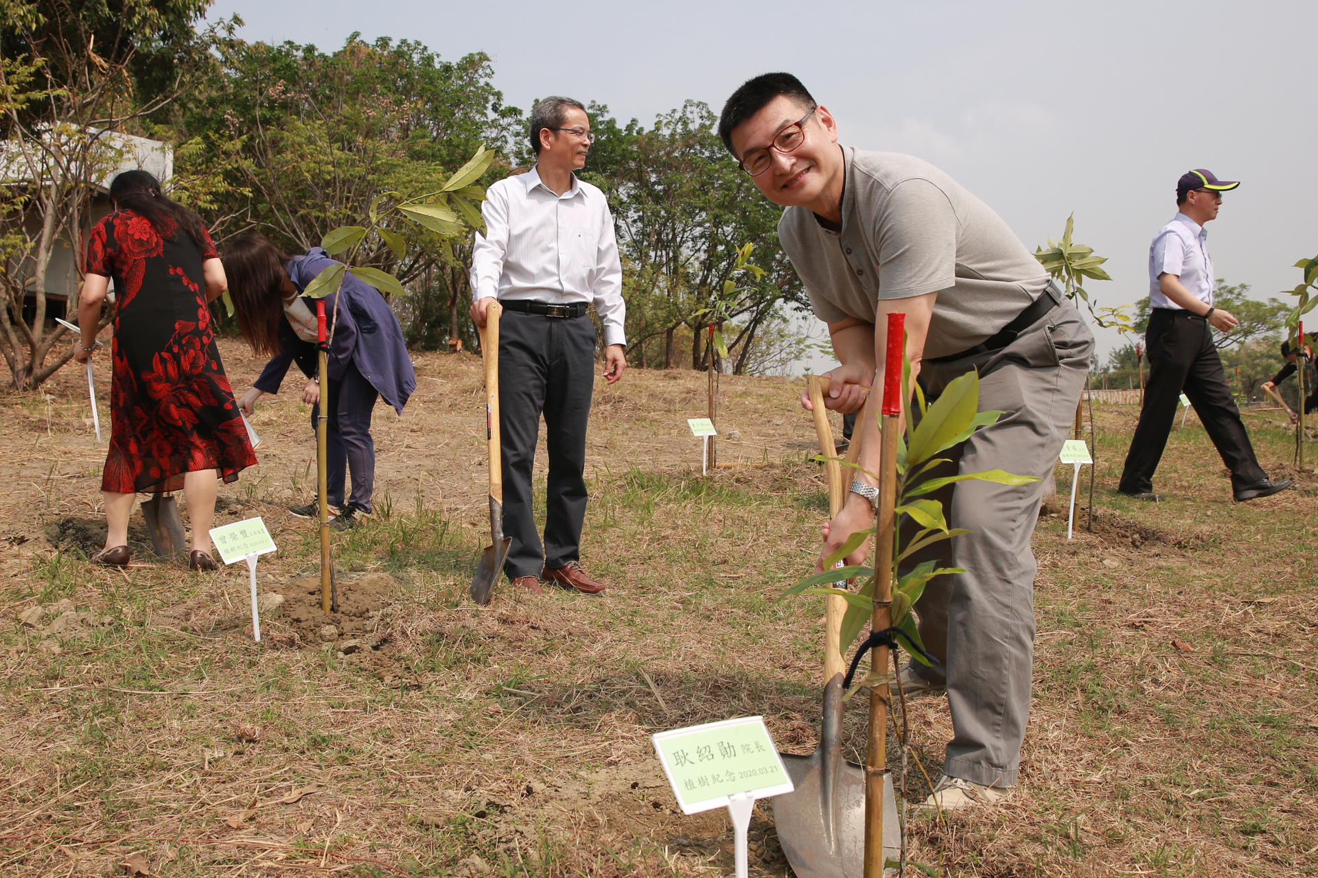 管理學院院長耿紹勛植樹圖片