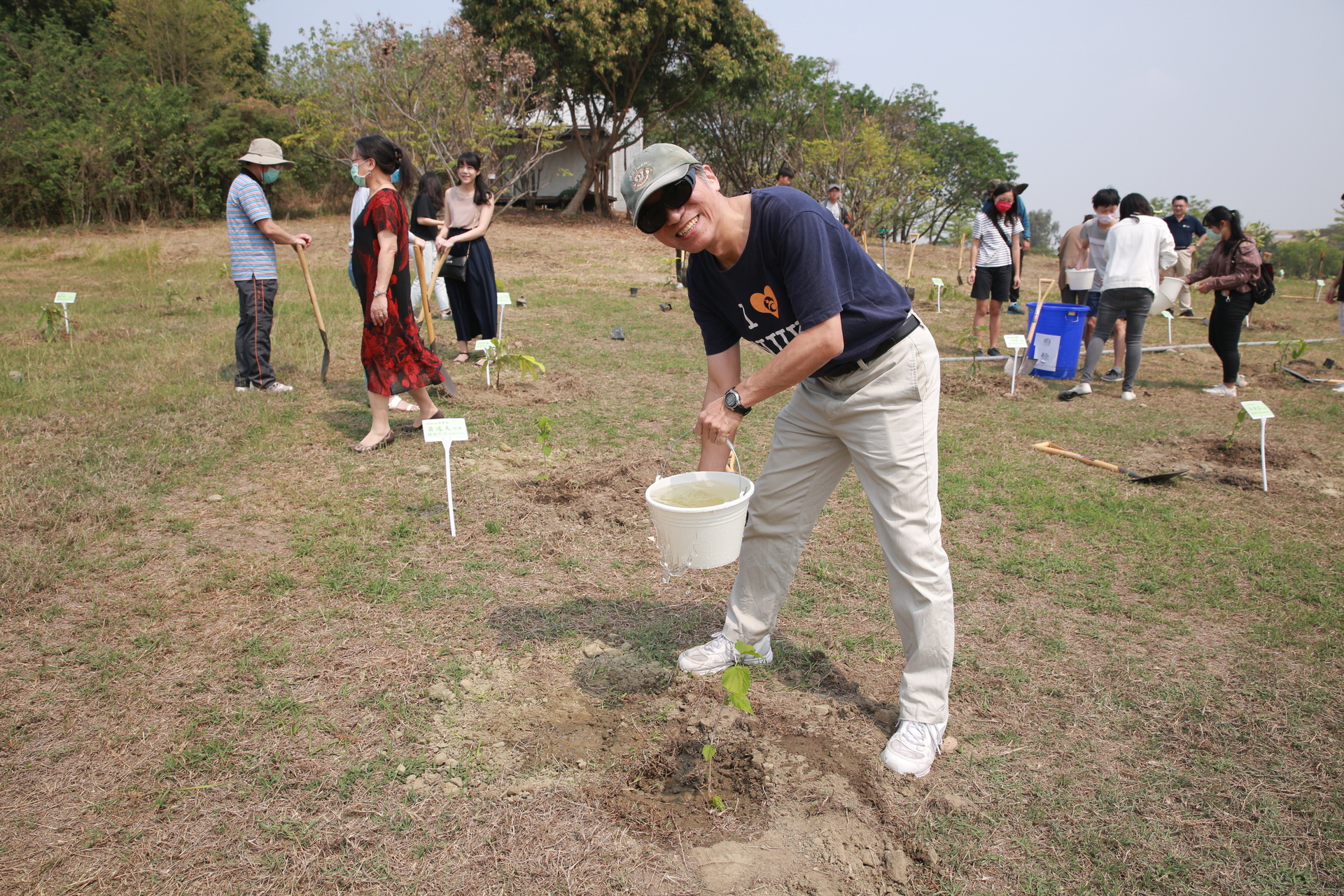 學務處課外組組長何永皓植樹圖片