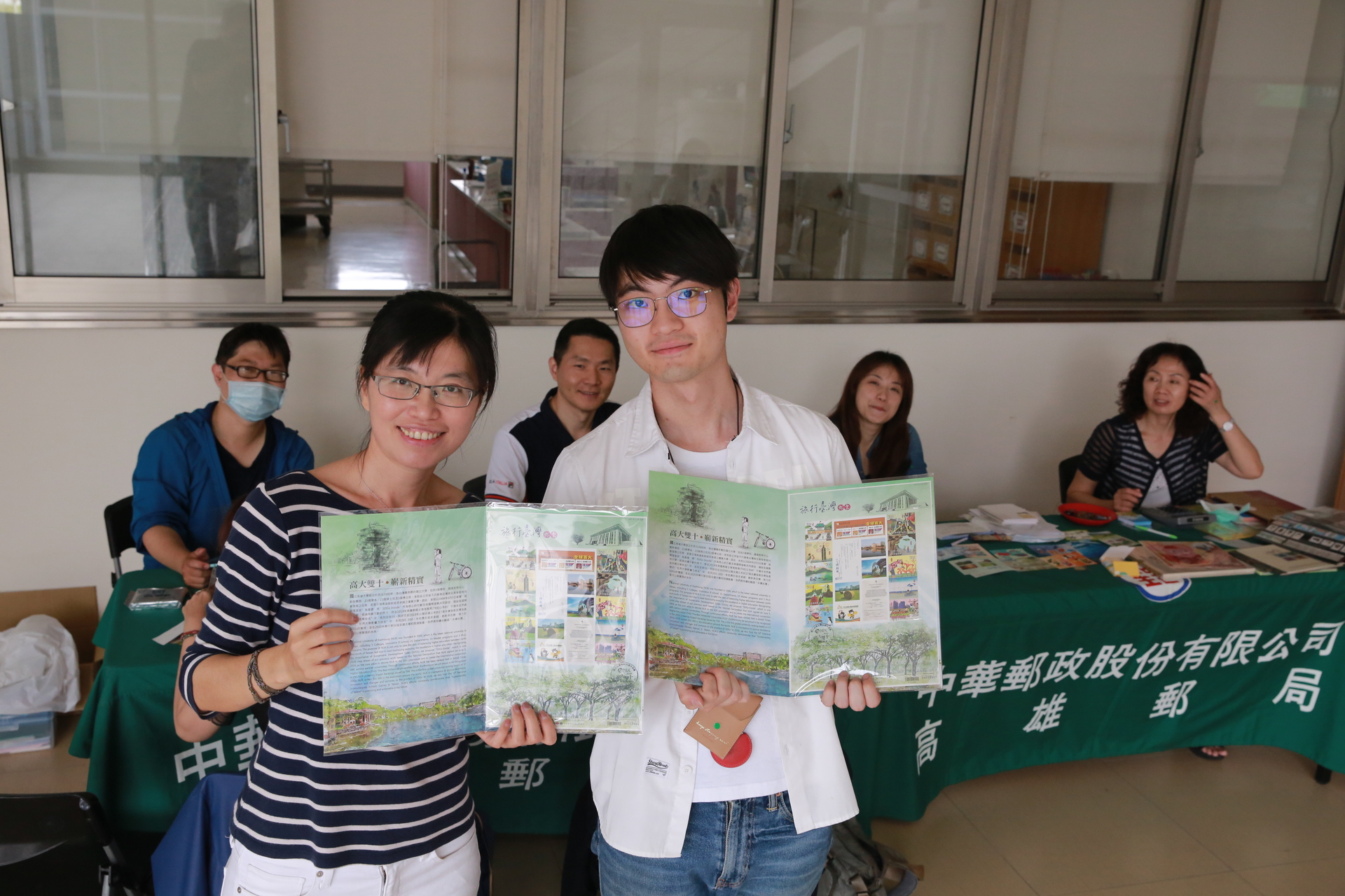 總務處秘書李佩瑾(左)策畫發行紀念郵票圖片