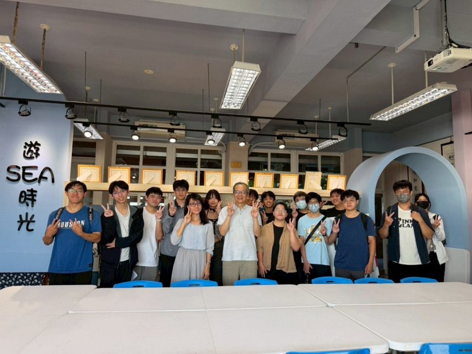 高雄大學人工智慧研究中心攜手蚵寮國小推動智能機器人雙語社團，透過實作課程引導學童認識AI與機器人應用001