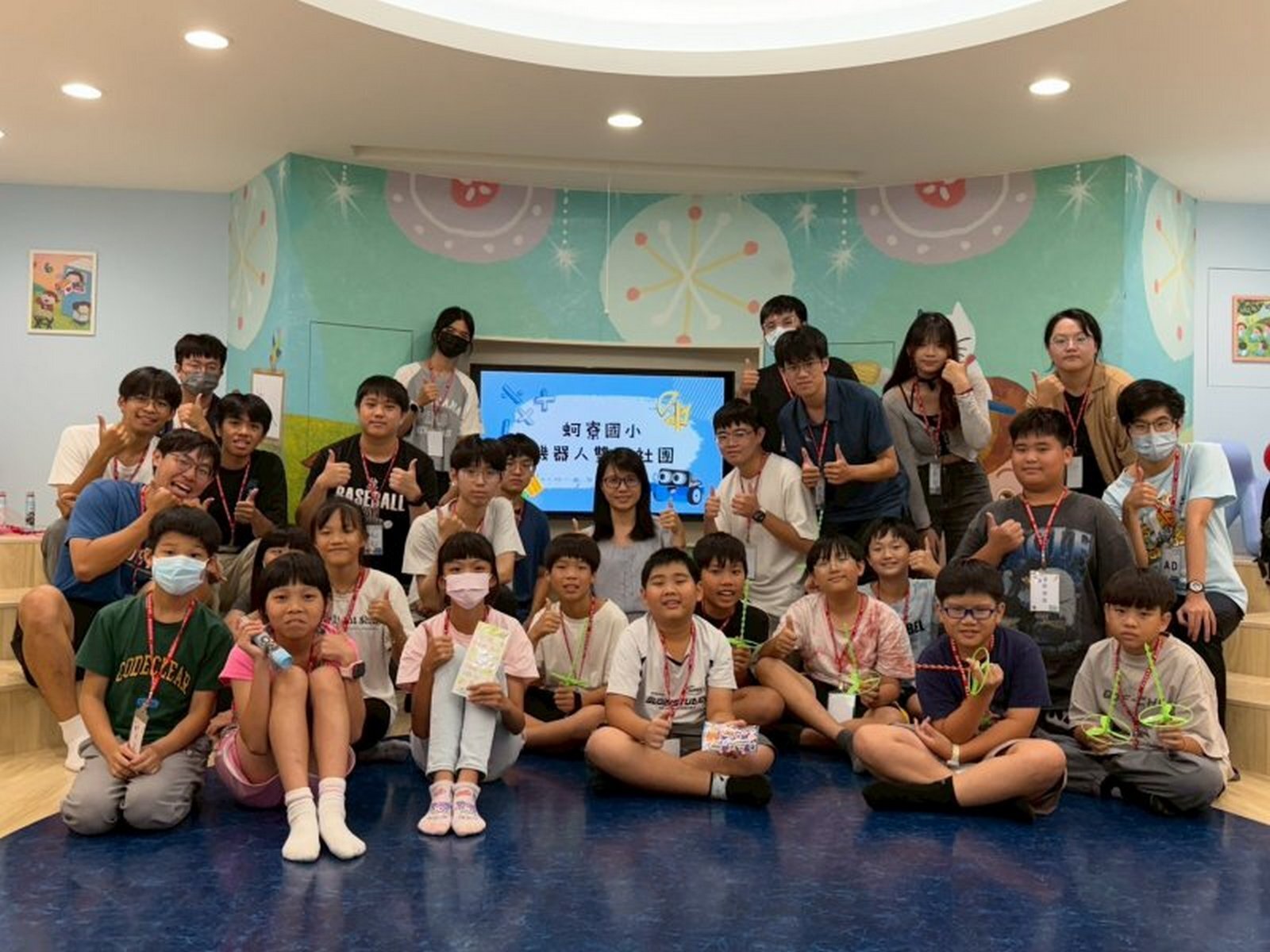 高雄大學人工智慧研究中心攜手蚵寮國小推動智能機器人雙語社團，透過實作課程引導學童認識AI與機器人應用002