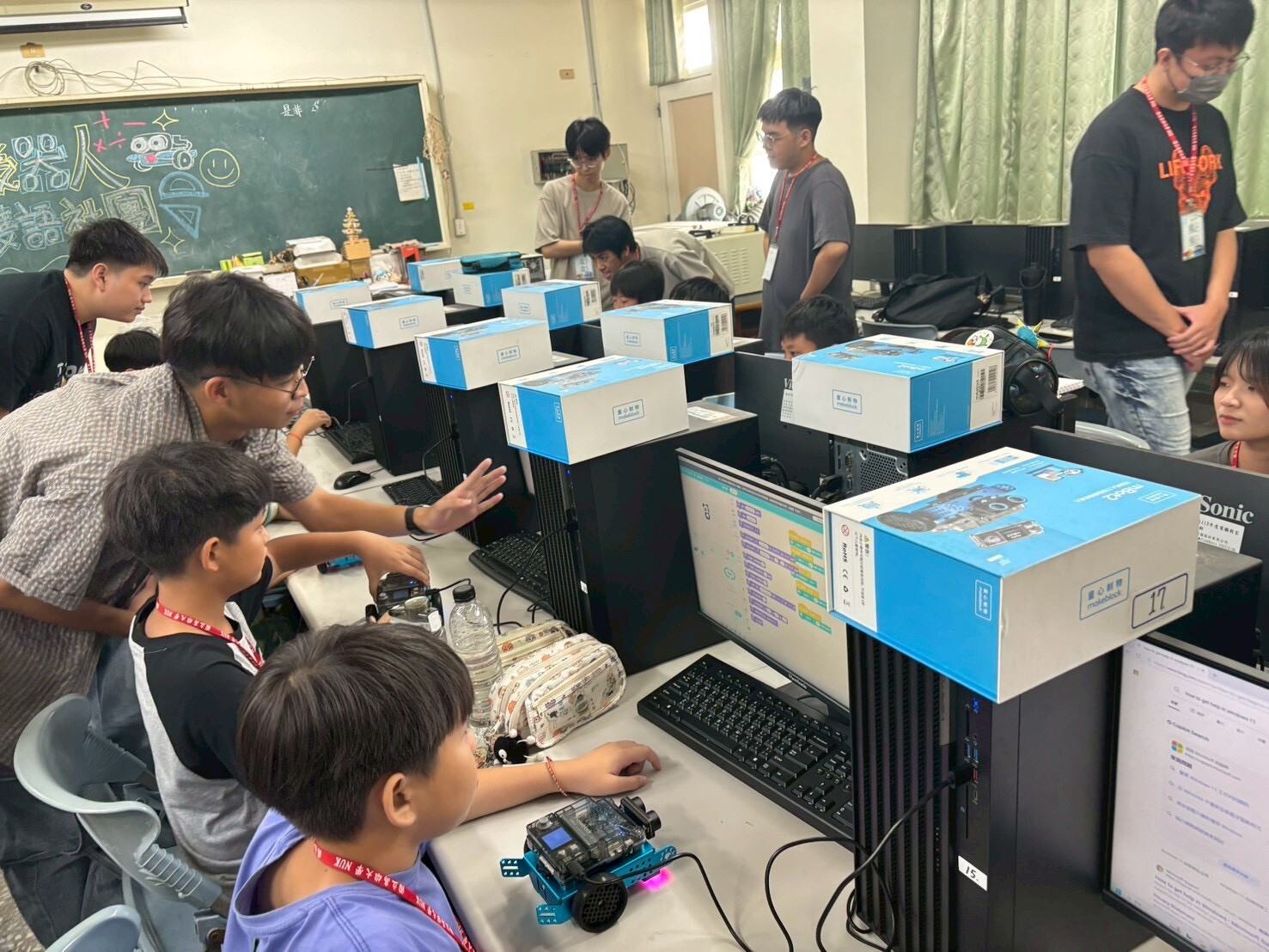 高雄大學人工智慧研究中心攜手蚵寮國小推動智能機器人雙語社團，透過實作課程引導學童認識AI與機器人應用004