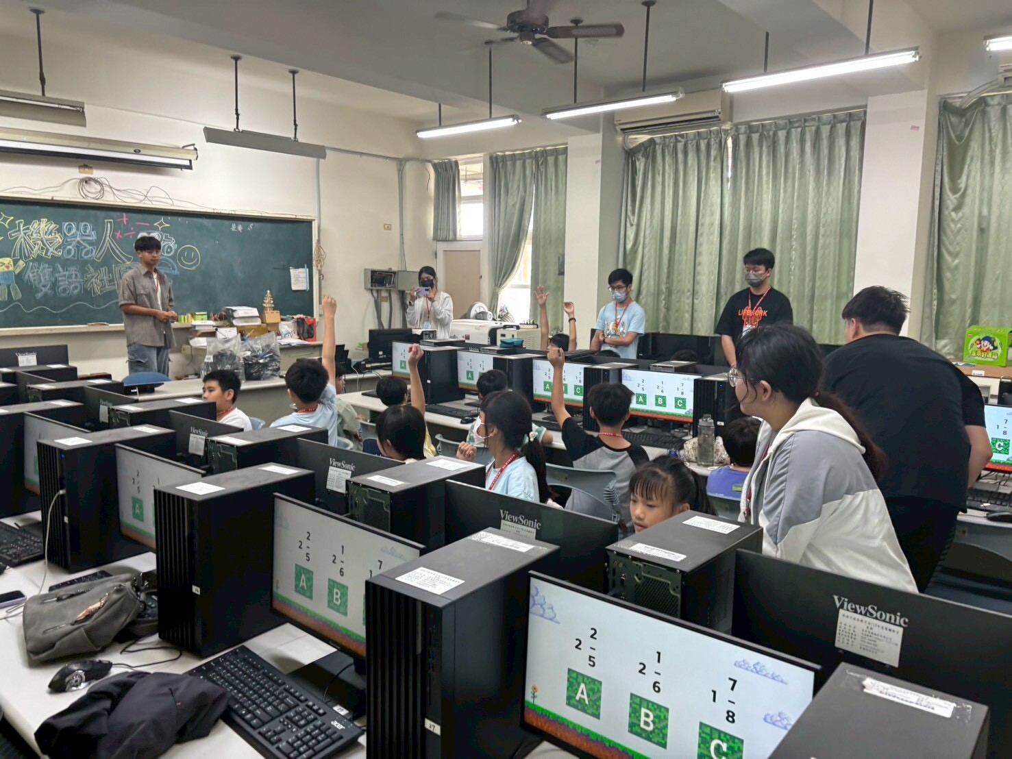 高雄大學人工智慧研究中心攜手蚵寮國小推動智能機器人雙語社團，透過實作課程引導學童認識AI與機器人應用005