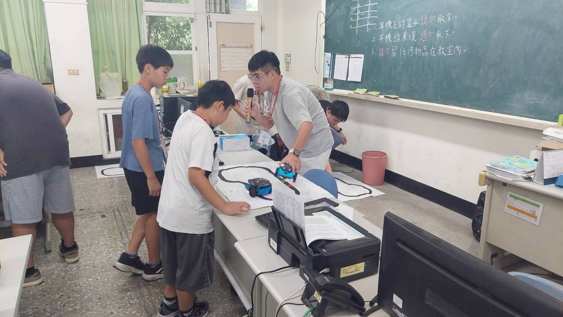 高雄大學人工智慧研究中心攜手蚵寮國小推動智能機器人雙語社團，透過實作課程引導學童認識AI與機器人應用006