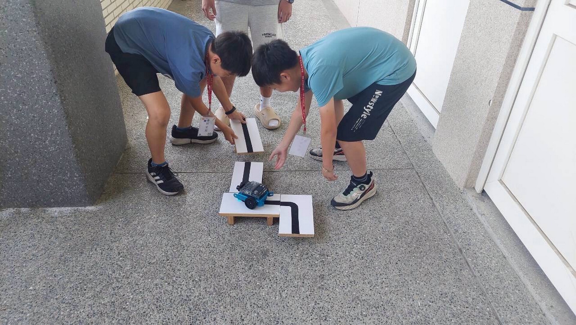 高雄大學人工智慧研究中心攜手蚵寮國小推動智能機器人雙語社團，透過實作課程引導學童認識AI與機器人應用007