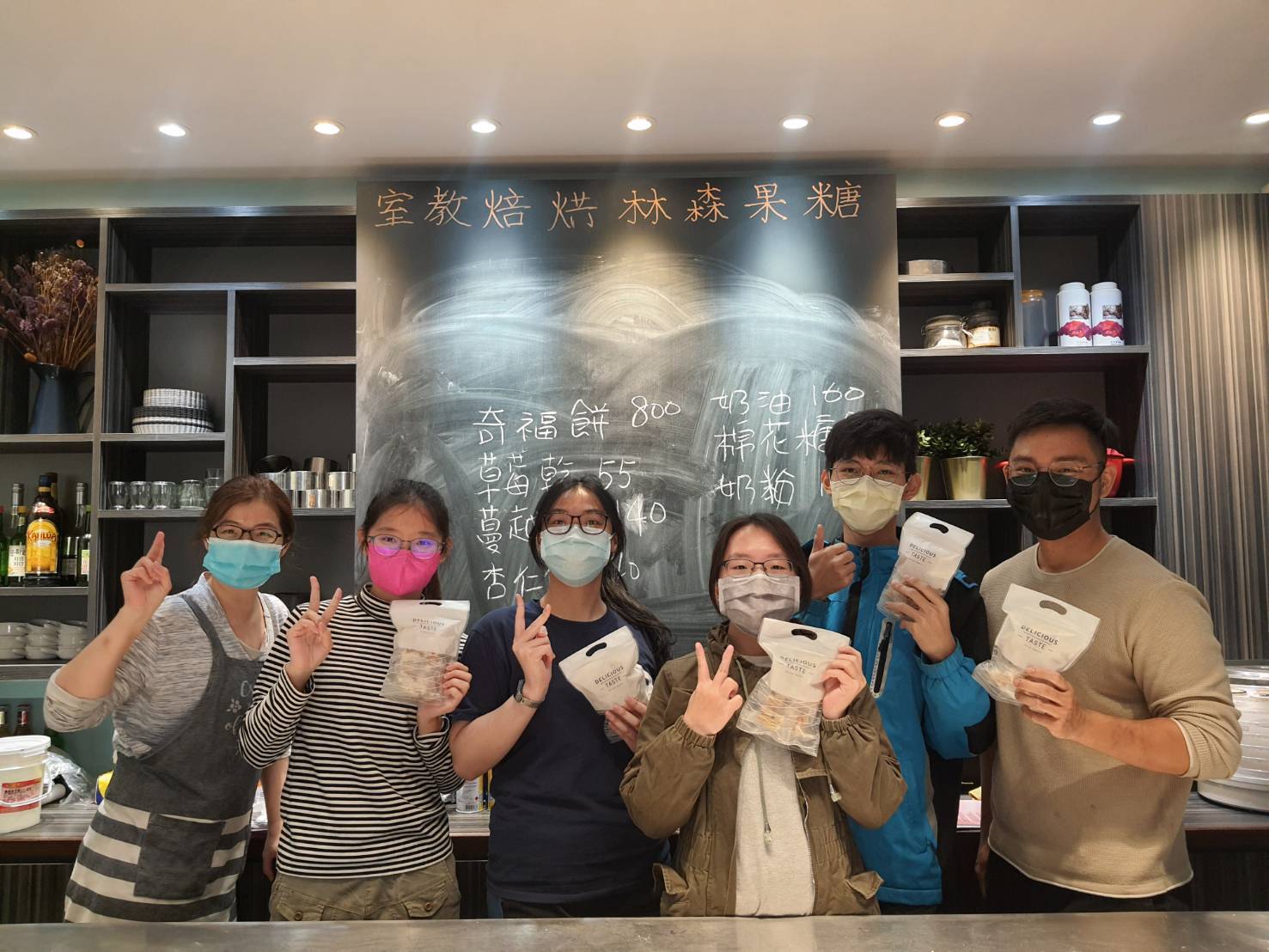 高雄大學新住民子女社趕在年假前一周，準備「果乾雪Q餅」的製作與義賣