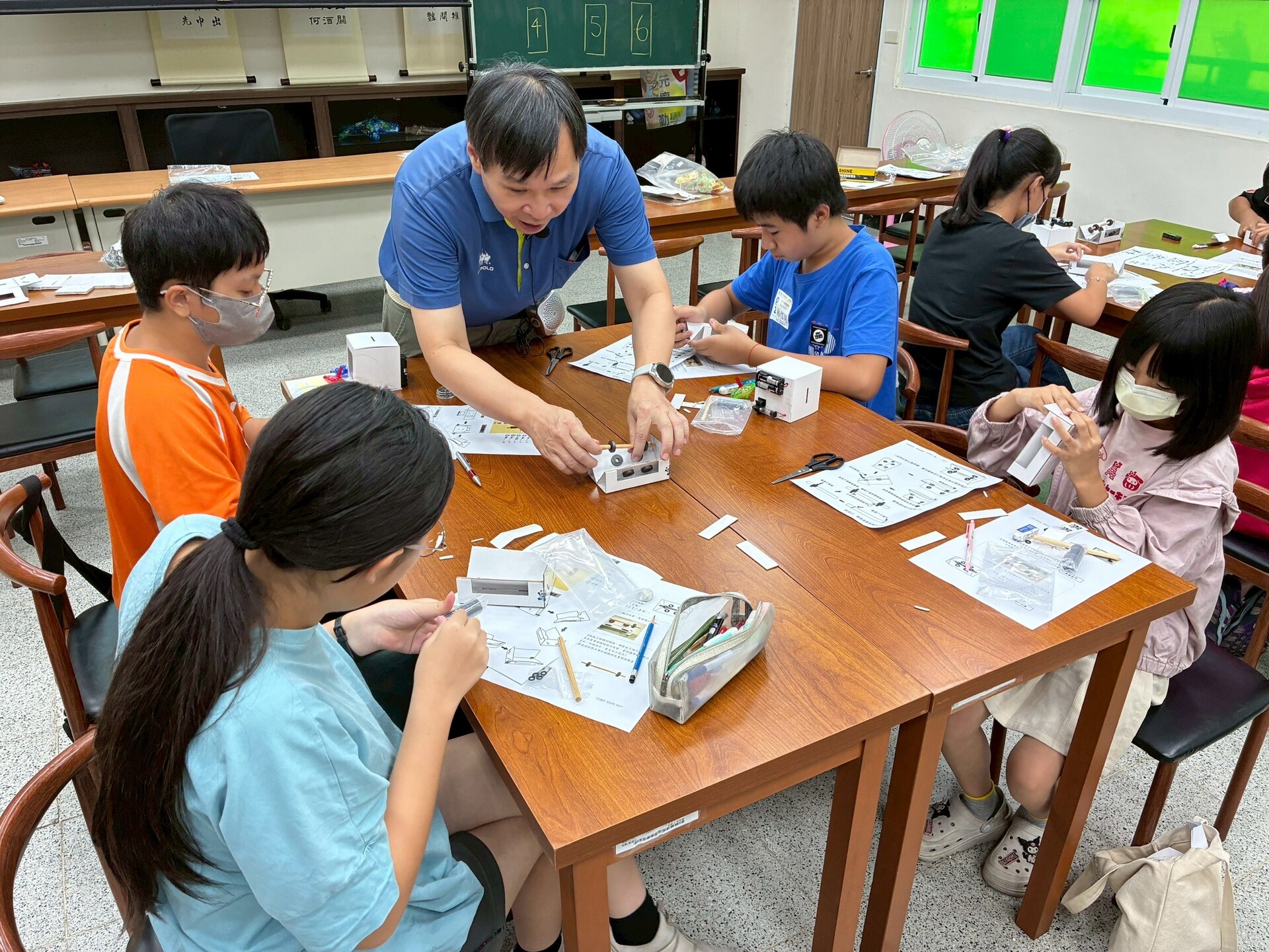 科學教育中心由生命科學系副教授高佑靈帶領師生團隊,日前分別走入彌陀國中與嘉興國中,舉辦「台17科學體驗營」002圖片