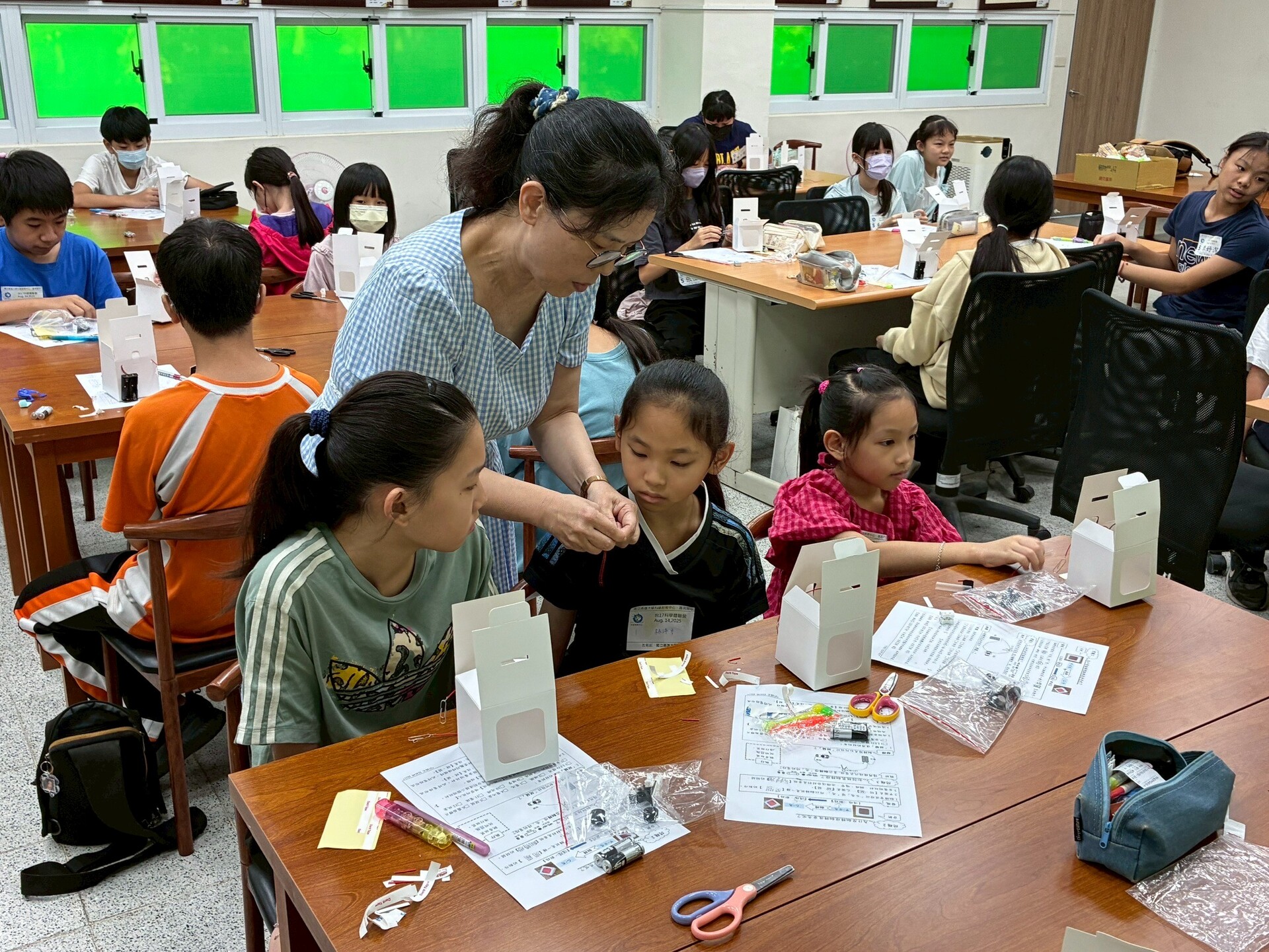 科學教育中心由生命科學系副教授高佑靈帶領師生團隊,日前分別走入彌陀國中與嘉興國中,舉辦「台17科學體驗營」003圖片
