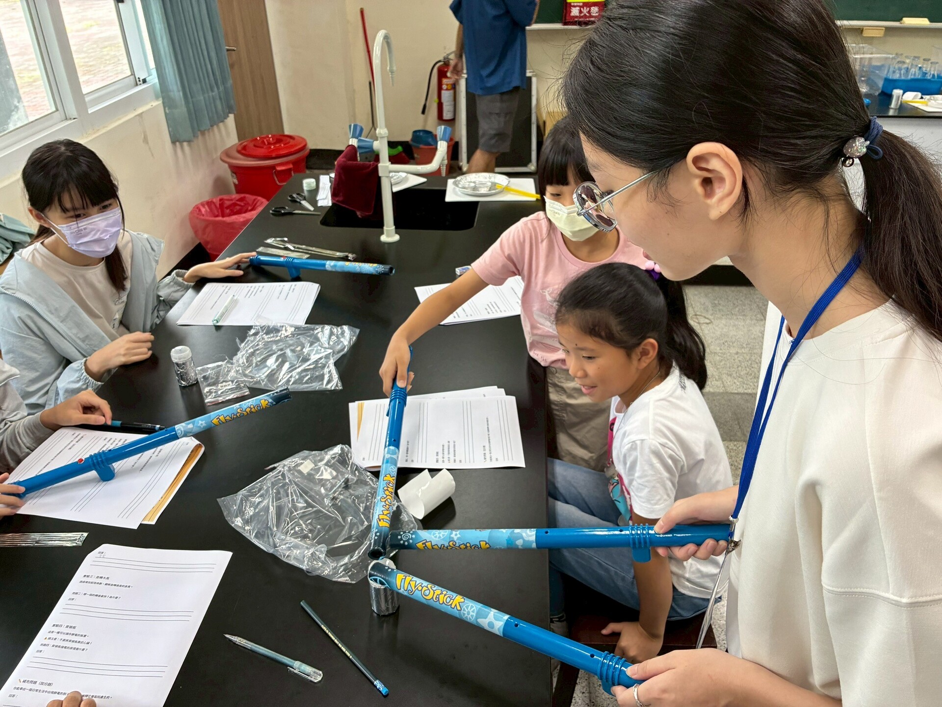 科學教育中心由生命科學系副教授高佑靈帶領師生團隊,日前分別走入彌陀國中與嘉興國中,舉辦「台17科學體驗營」005圖片