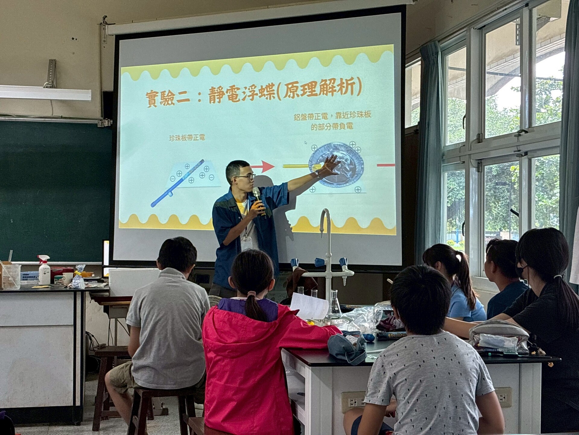 科學教育中心由生命科學系副教授高佑靈帶領師生團隊,日前分別走入彌陀國中與嘉興國中,舉辦「台17科學體驗營」006圖片