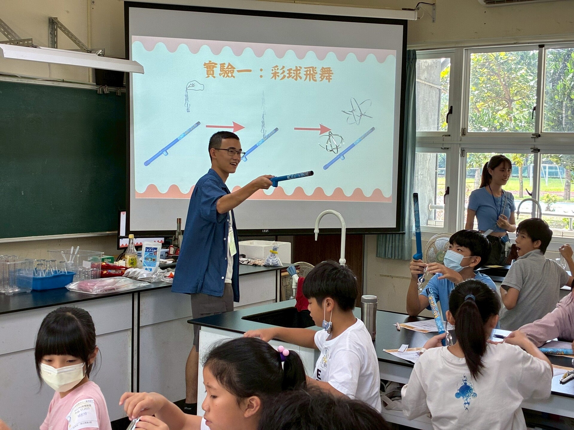 科學教育中心由生命科學系副教授高佑靈帶領師生團隊,日前分別走入彌陀國中與嘉興國中,舉辦「台17科學體驗營」007圖片