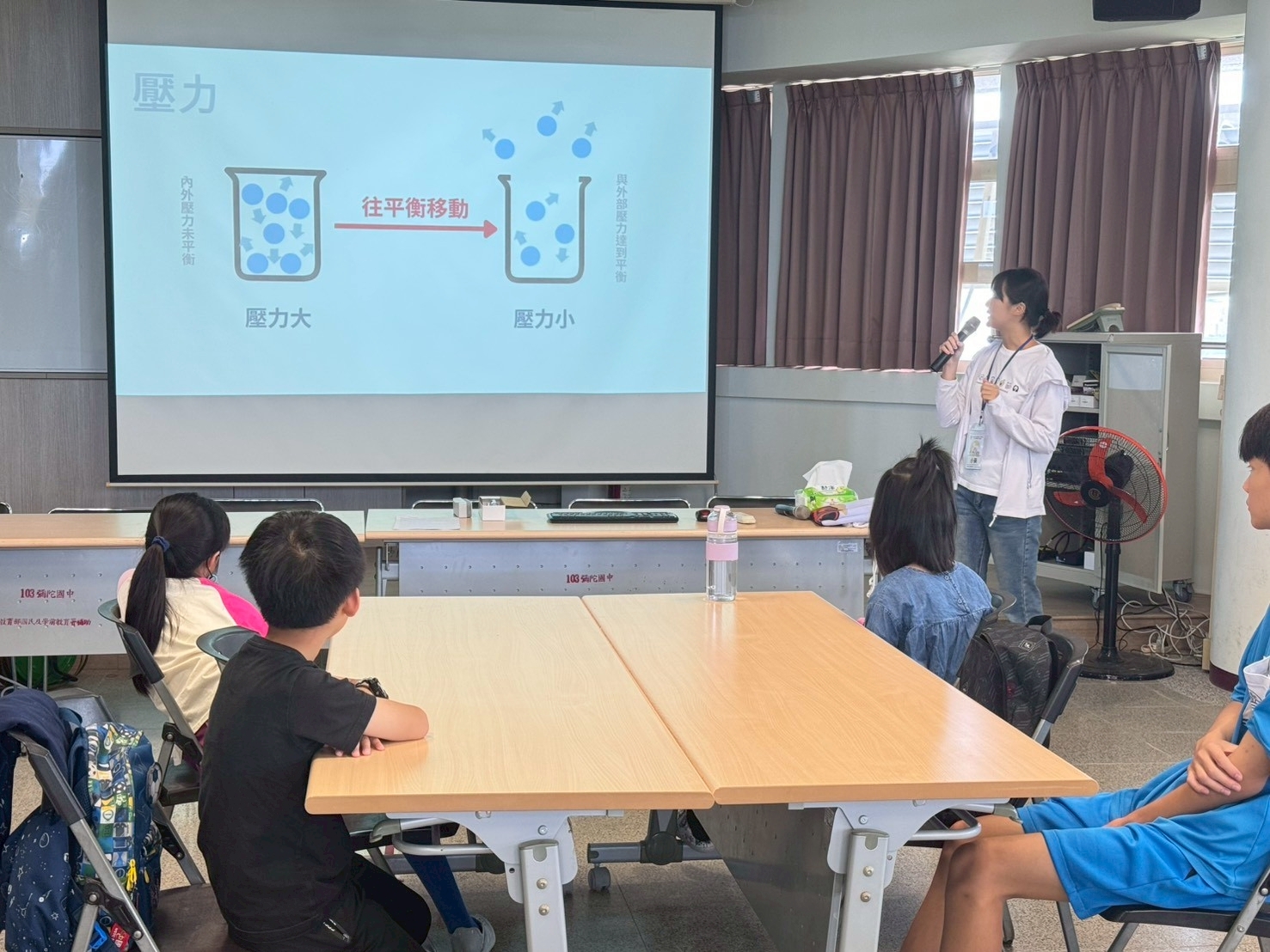 科學教育中心由生命科學系副教授高佑靈帶領師生團隊,日前分別走入彌陀國中與嘉興國中,舉辦「台17科學體驗營」011圖片