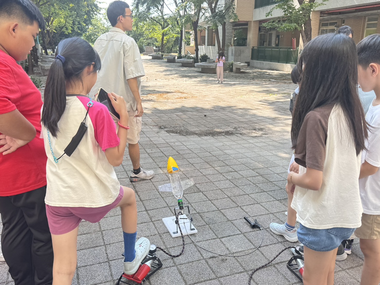 科學教育中心由生命科學系副教授高佑靈帶領師生團隊,日前分別走入彌陀國中與嘉興國中,舉辦「台17科學體驗營」012圖片