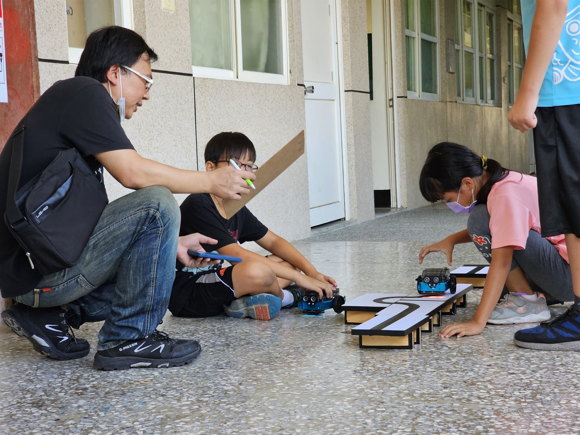 高雄大學、蚵寮國小合辦「智能機器人雙語社團」003