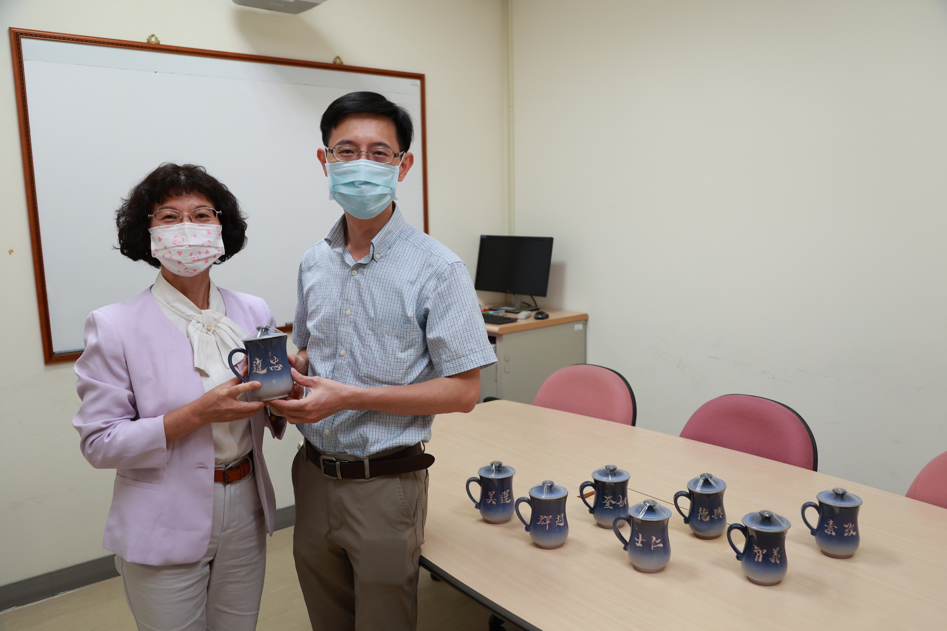 校長陳月端拜會通識教育中心，主任余進忠代表受禮。圖片