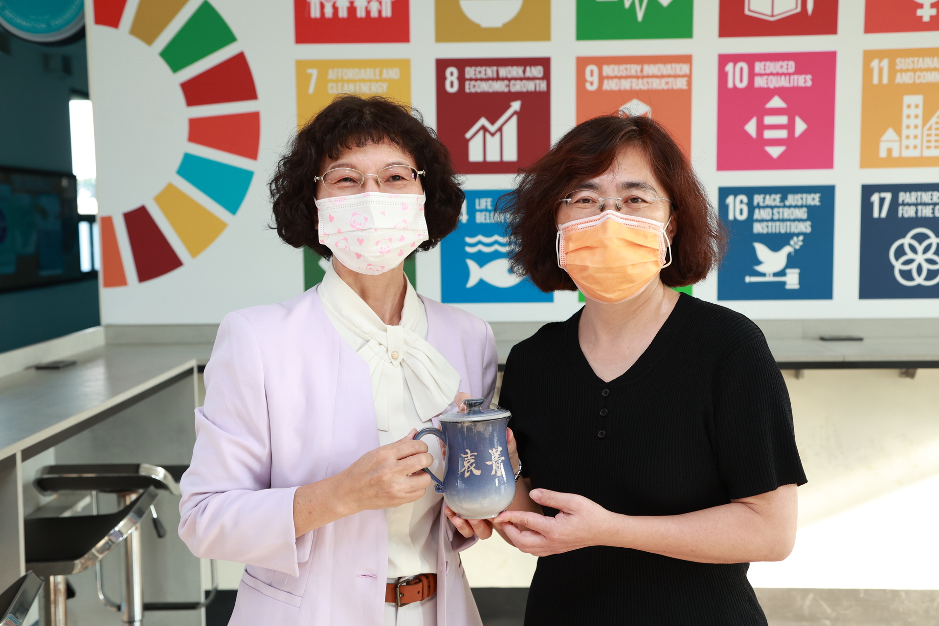 校長陳月端拜會工學院，院長袁菁代表受禮。圖片