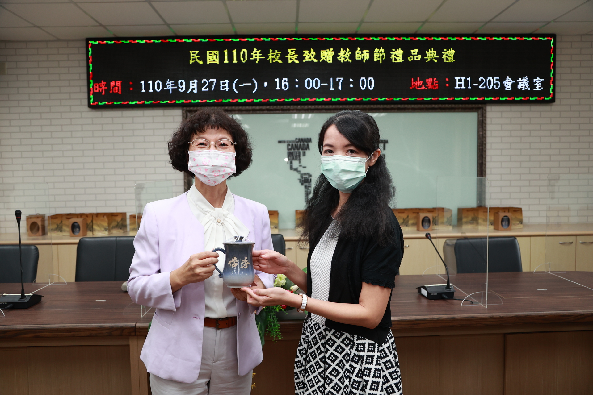 校長陳月端拜會人文社會科學院，院長賴怡秀代表受禮。圖片