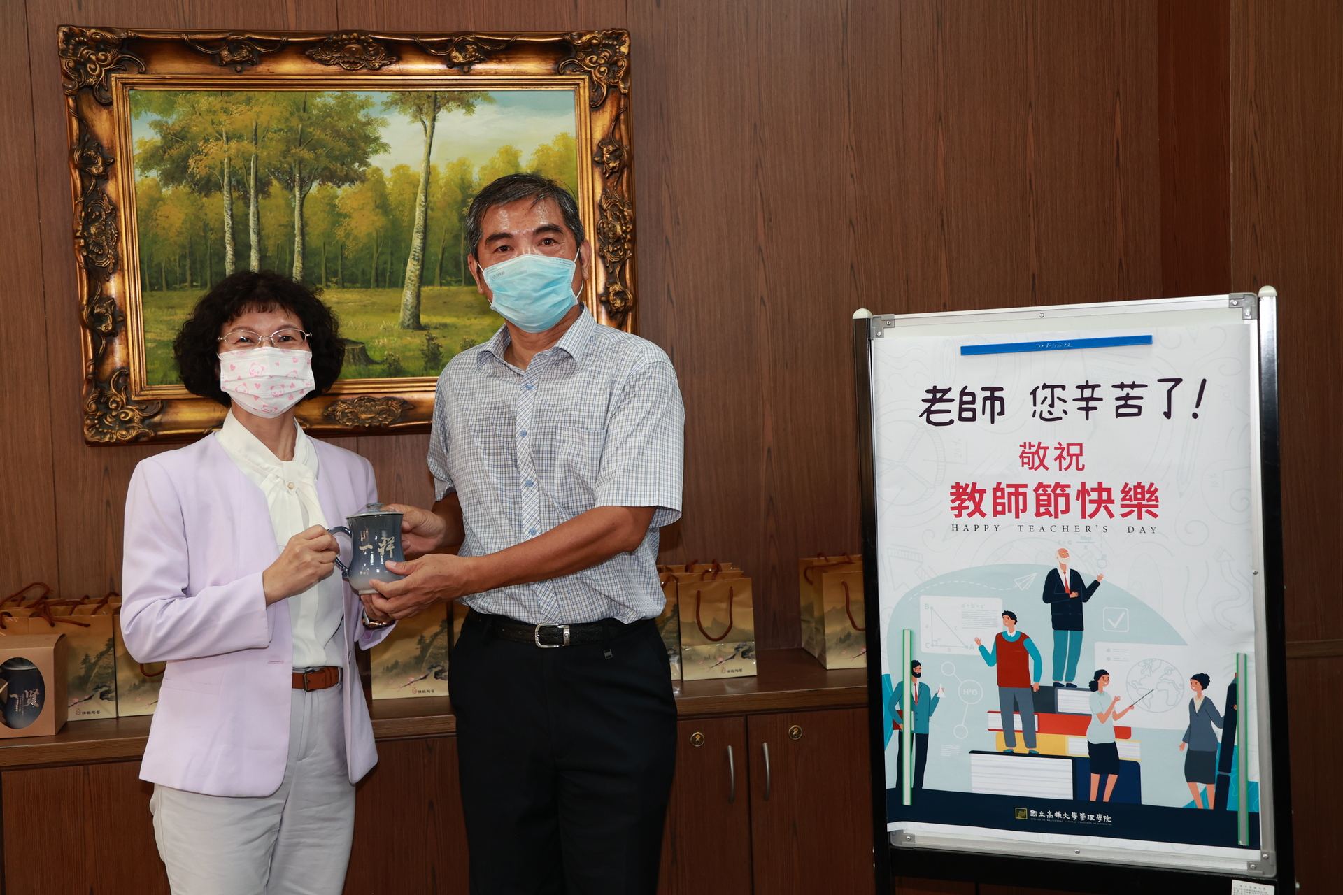 校長陳月端拜會管理學院，院長黃一祥代表受禮。圖片