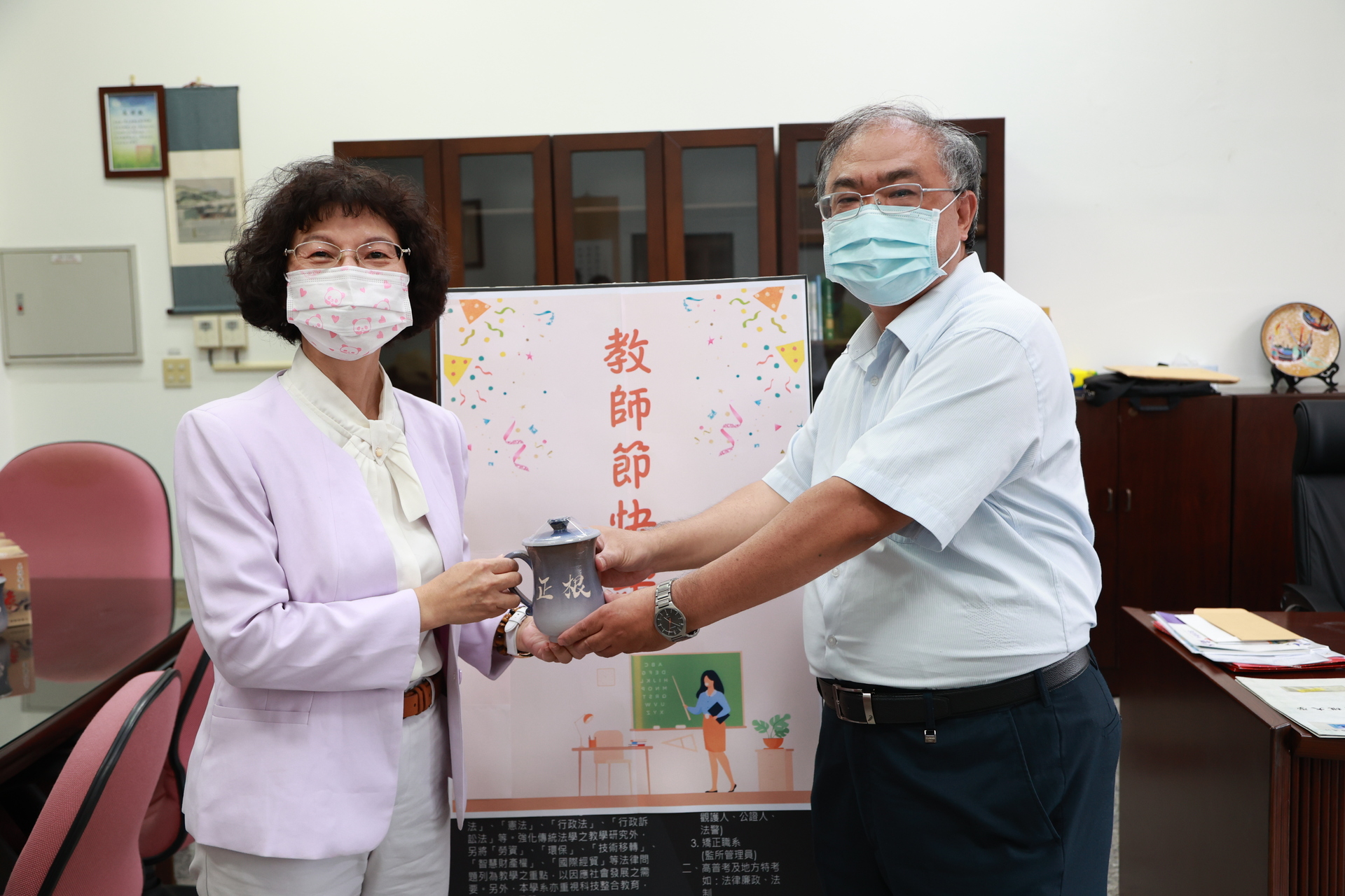 校長陳月端拜會法學院，院長陳正根代表受禮。圖片