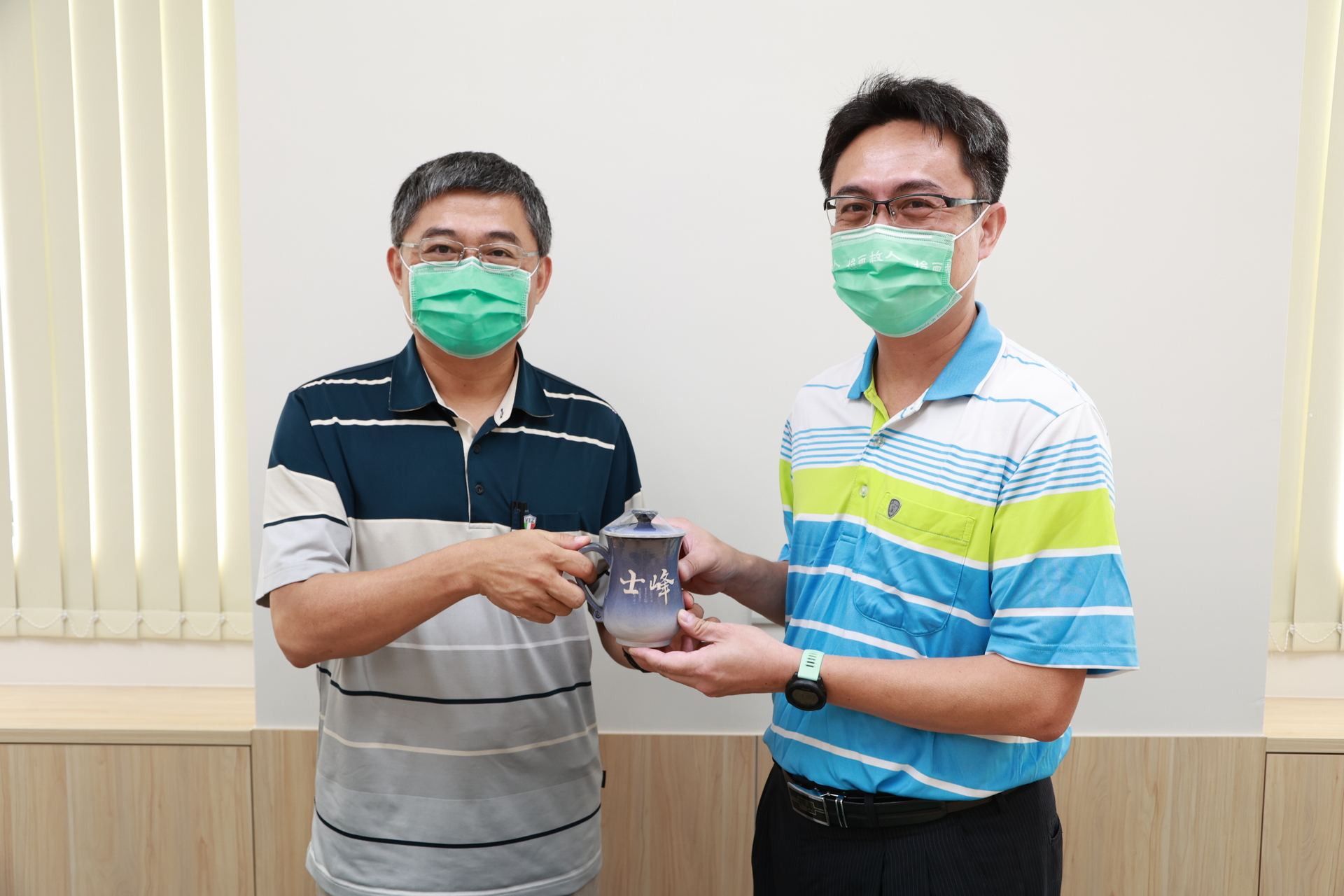 國立高雄大學副校長吳宗芳（藍、灰色POLO衫）代校長28日拜會理學院，院長黃士峰代表受禮。圖片