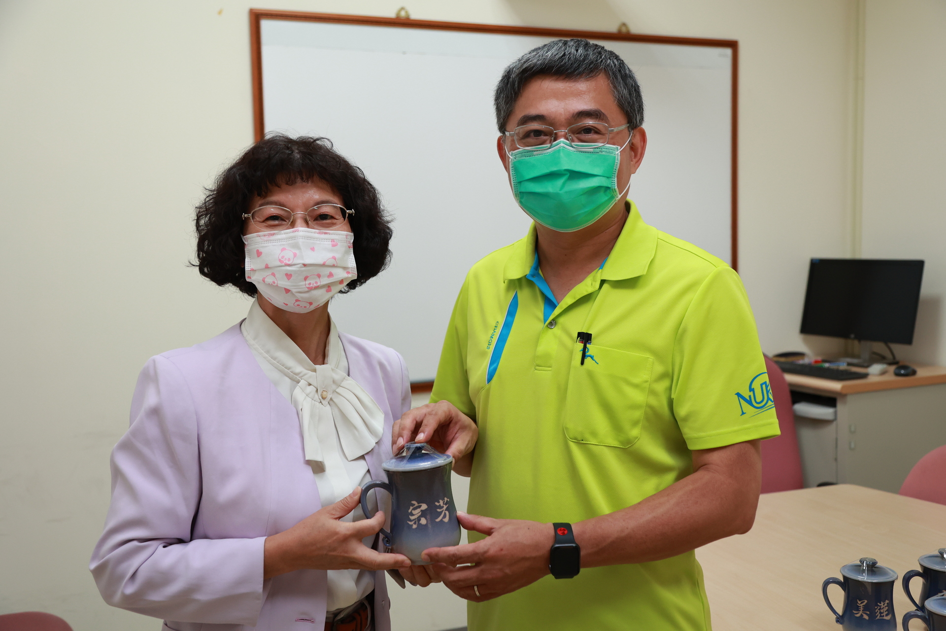 應數系特聘教授、行政副校長吳宗芳（右）開心收禮。圖片