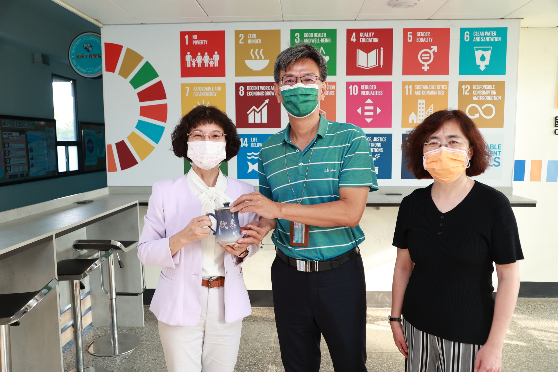 資工系教授、主任秘書潘欣泰（中）開心收禮。圖片