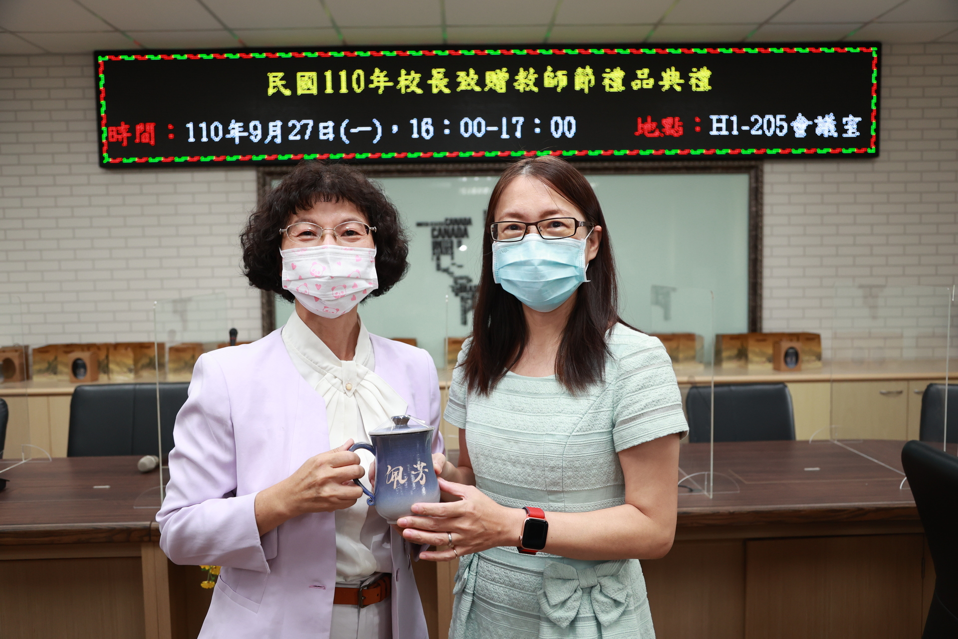 運健休系副教授吳佩芳（右）開心收禮。圖片