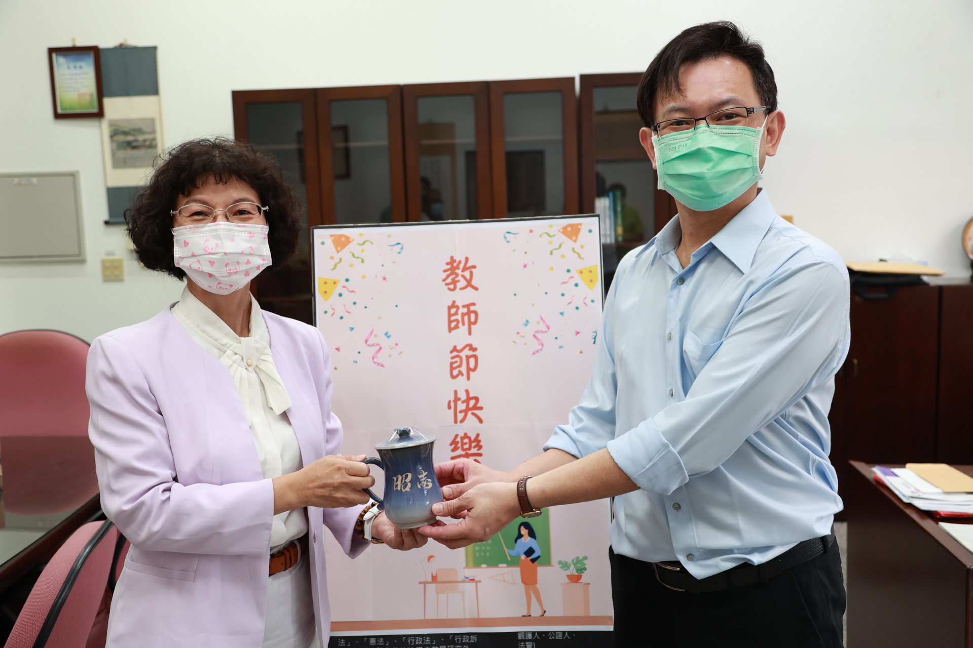 法律系主任林昭志（右）開心收禮。圖片