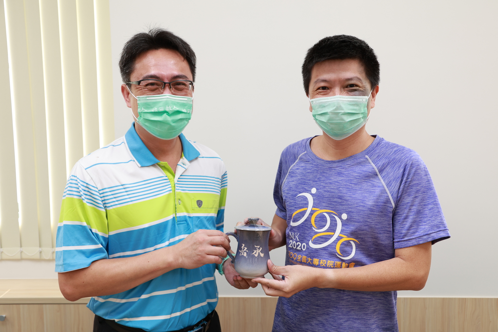 應數系主任郭岳承（右）開心收禮。圖片