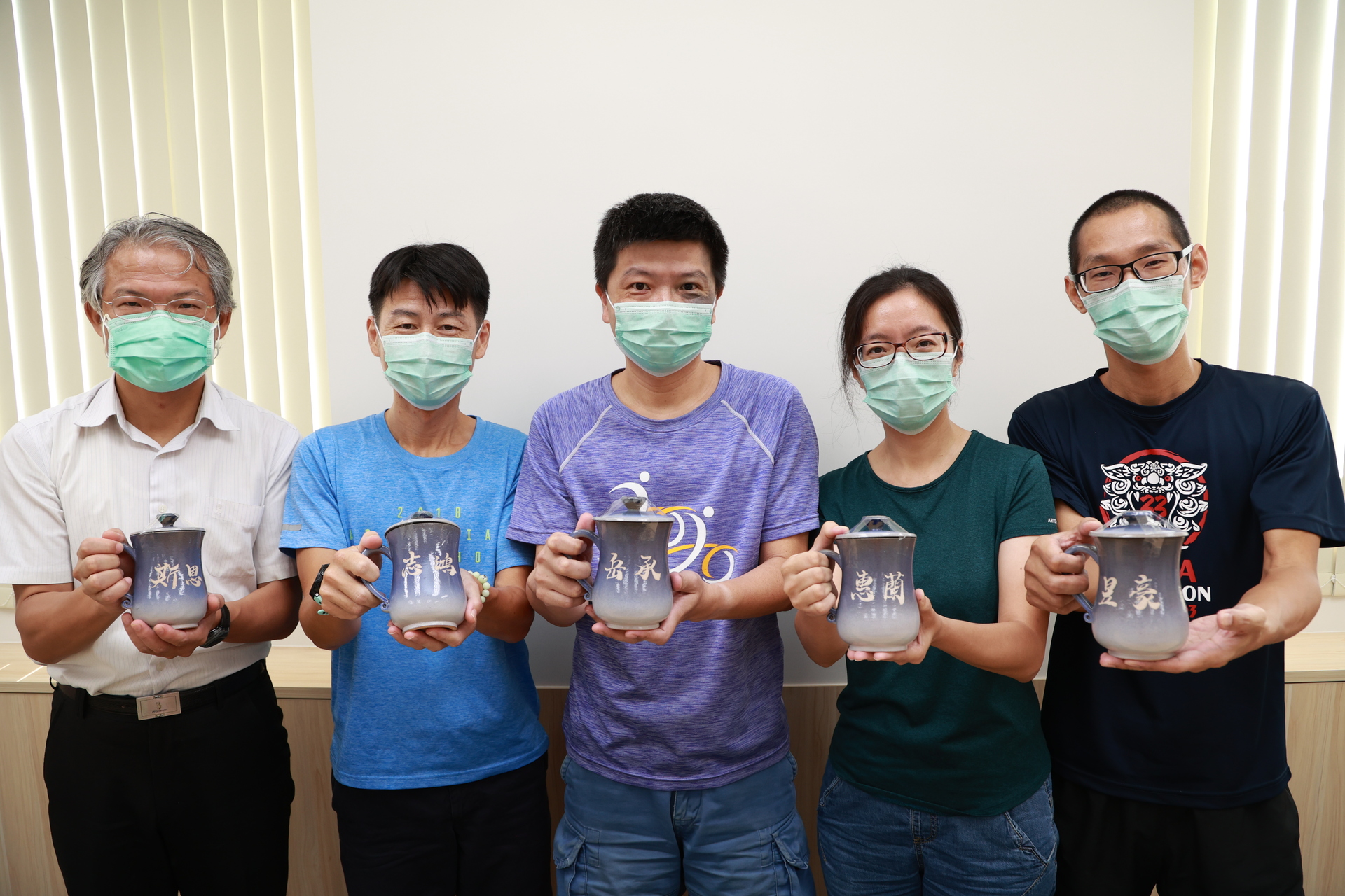 應數系師長開心收禮。圖片