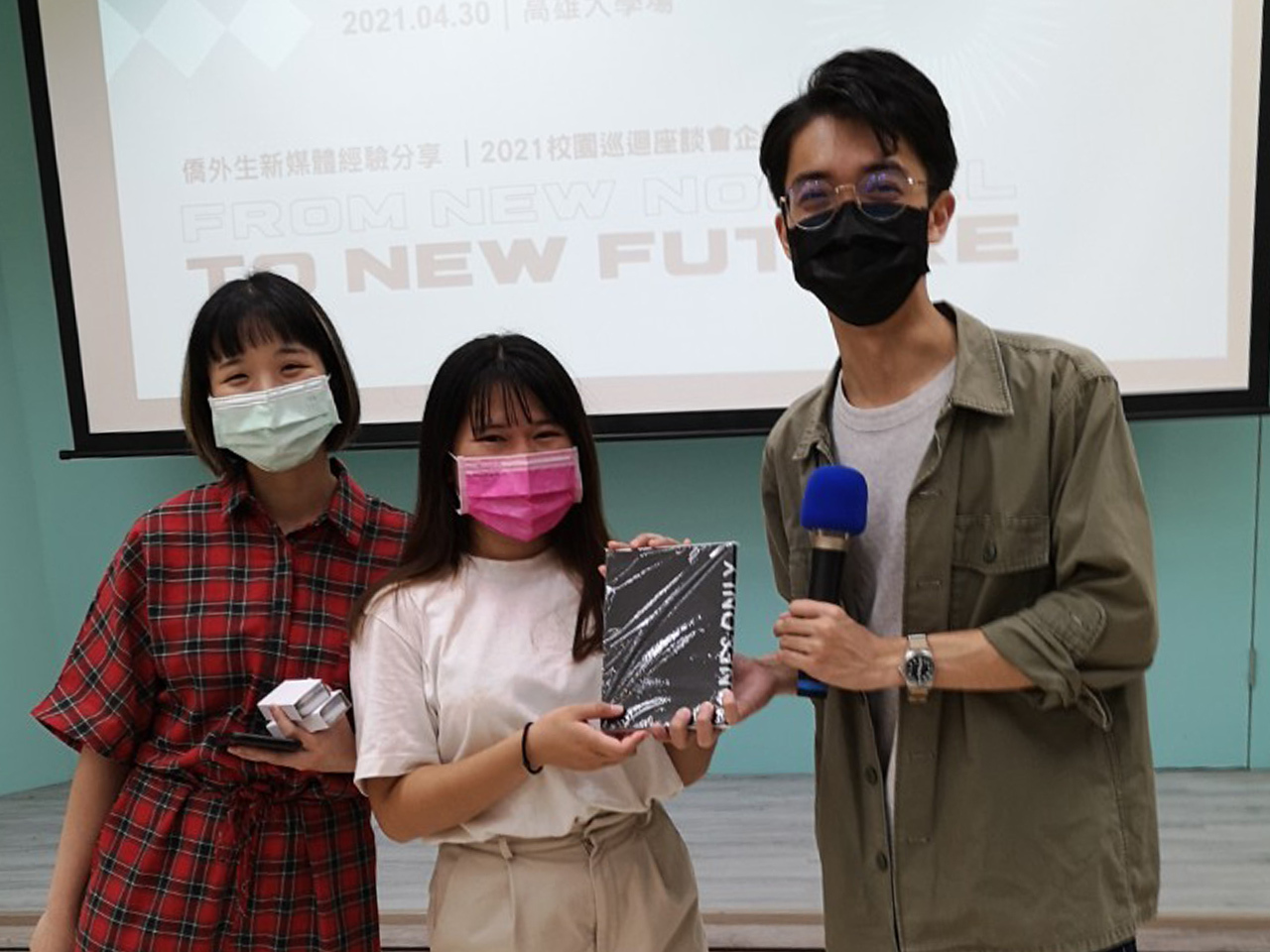 Isaac與得獎日本同學合照