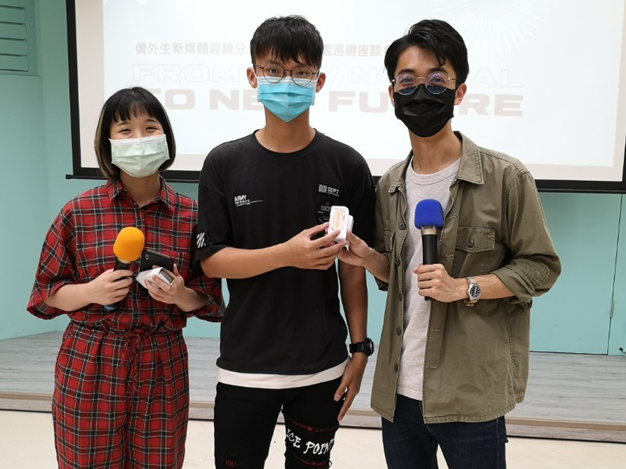 Isaac與樹德科大同學合照