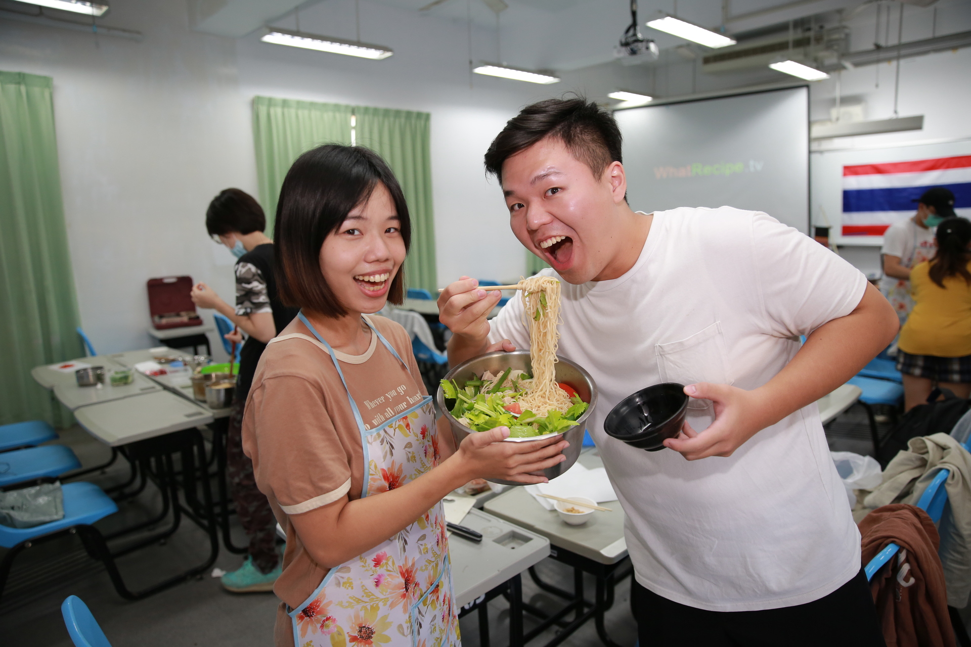 「泰語與泰國文化」修課學生DIY「涼拌火腿媽媽麵」、「蝶豆花茶」，成就感十足。