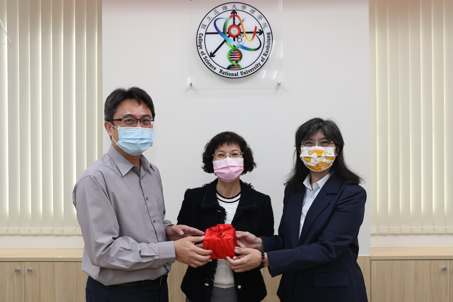 高雄大學校長陳月端（中）監交，應用化學系教授莊琇惠（右）接下前任院長、應用數學系教授黃士峰印信，成為第八任院長。