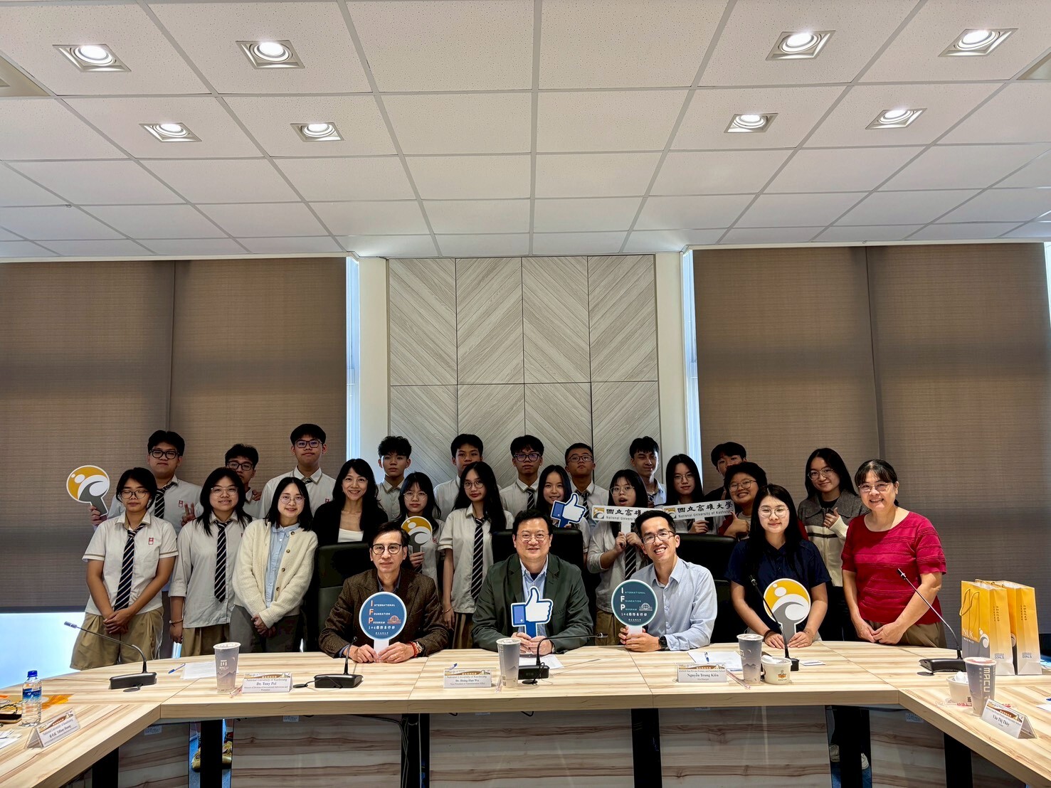 高雄大學連結越南黃梅星星中學  台越學生交流體驗冬至文化  001圖片