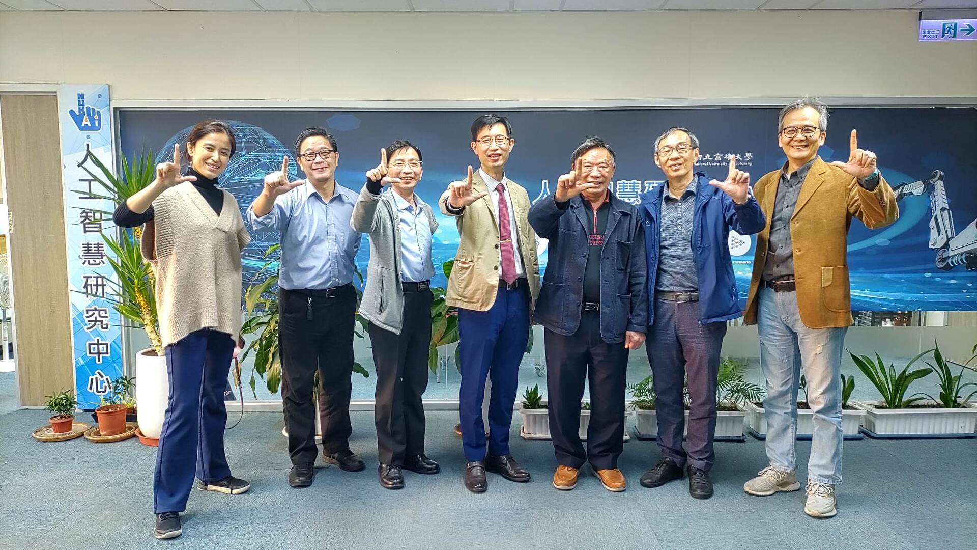 祥儀企業董事長蔡逢春、愛尚科技經理呂芳川22日聯袂造訪國立高雄大學科學教育中心、AI研究中心01