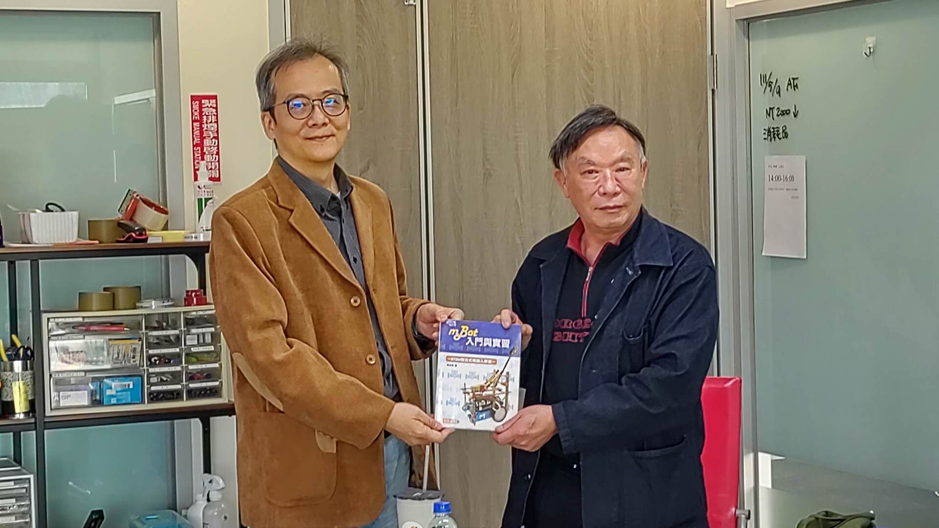 祥儀企業董事長蔡逢春、愛尚科技經理呂芳川22日聯袂造訪國立高雄大學科學教育中心、AI研究中心03