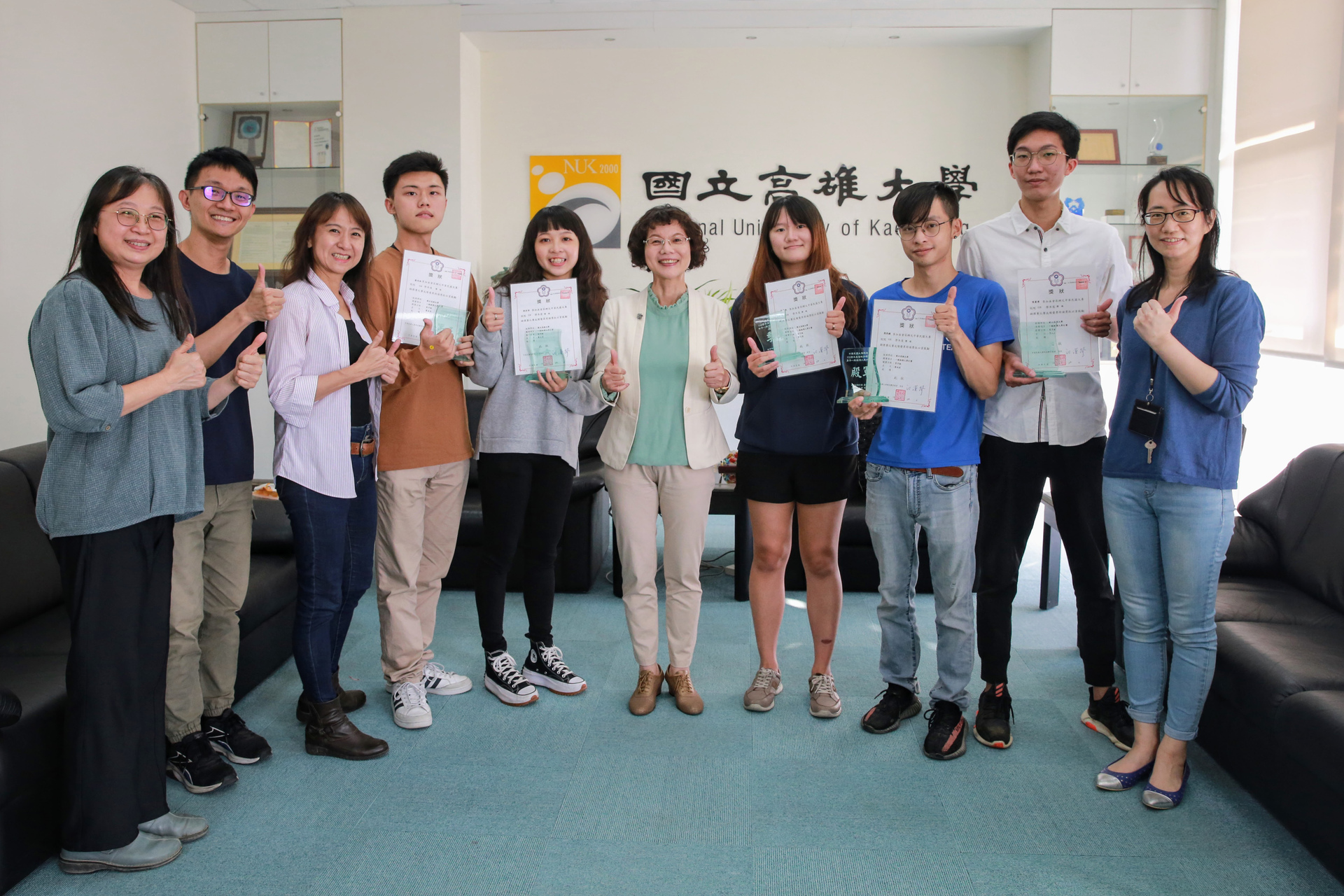 高雄大學校長陳月端今（4）日接見學生社團「壁球社」，嘉勉參加大專壁球錦標賽奮戰不懈、獲取好成績。