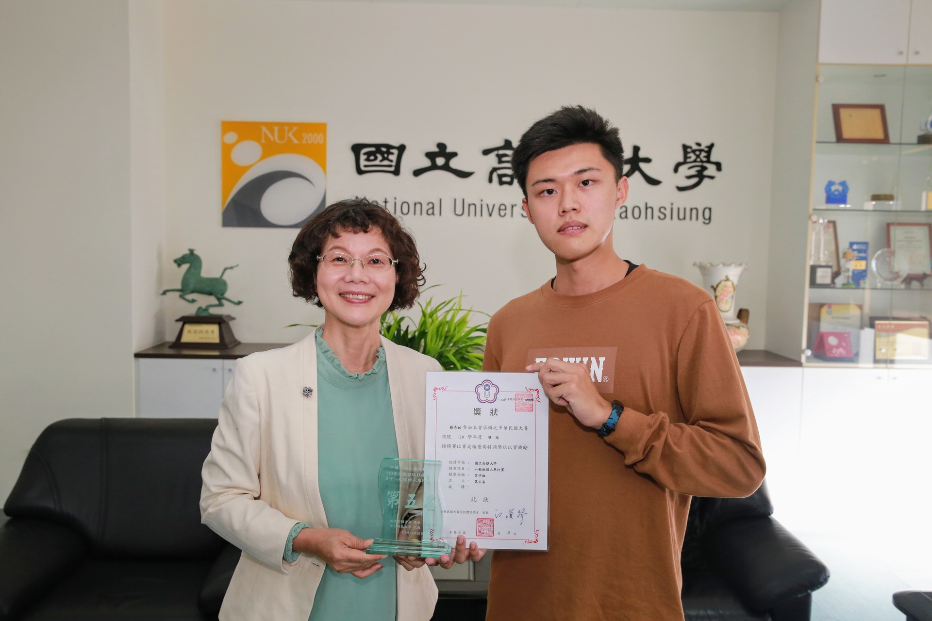 高雄大學校長陳月端接見嘉勉社團「壁球社」005