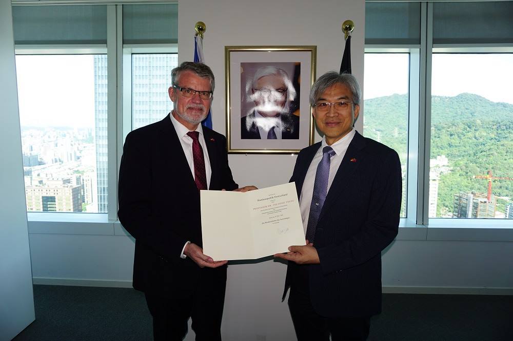 德國在台協會處長歐博哲（Martin Eberts）親自頒任「德國在台協會駐高雄名譽代表」聘書及「德台友誼獎章」，肯定建築系教授曾梓峰之貢獻圖片
