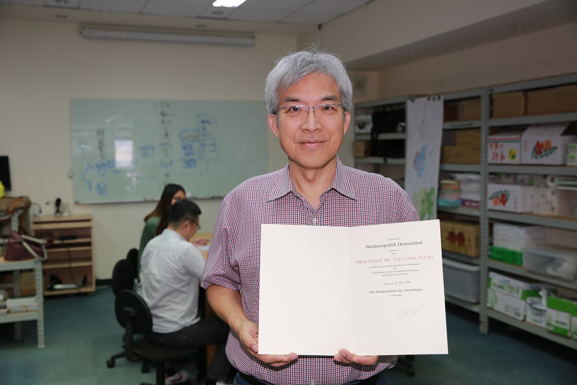 建築系教授曾梓峰展示「德國在台協會駐高雄名譽代表」聘書圖片