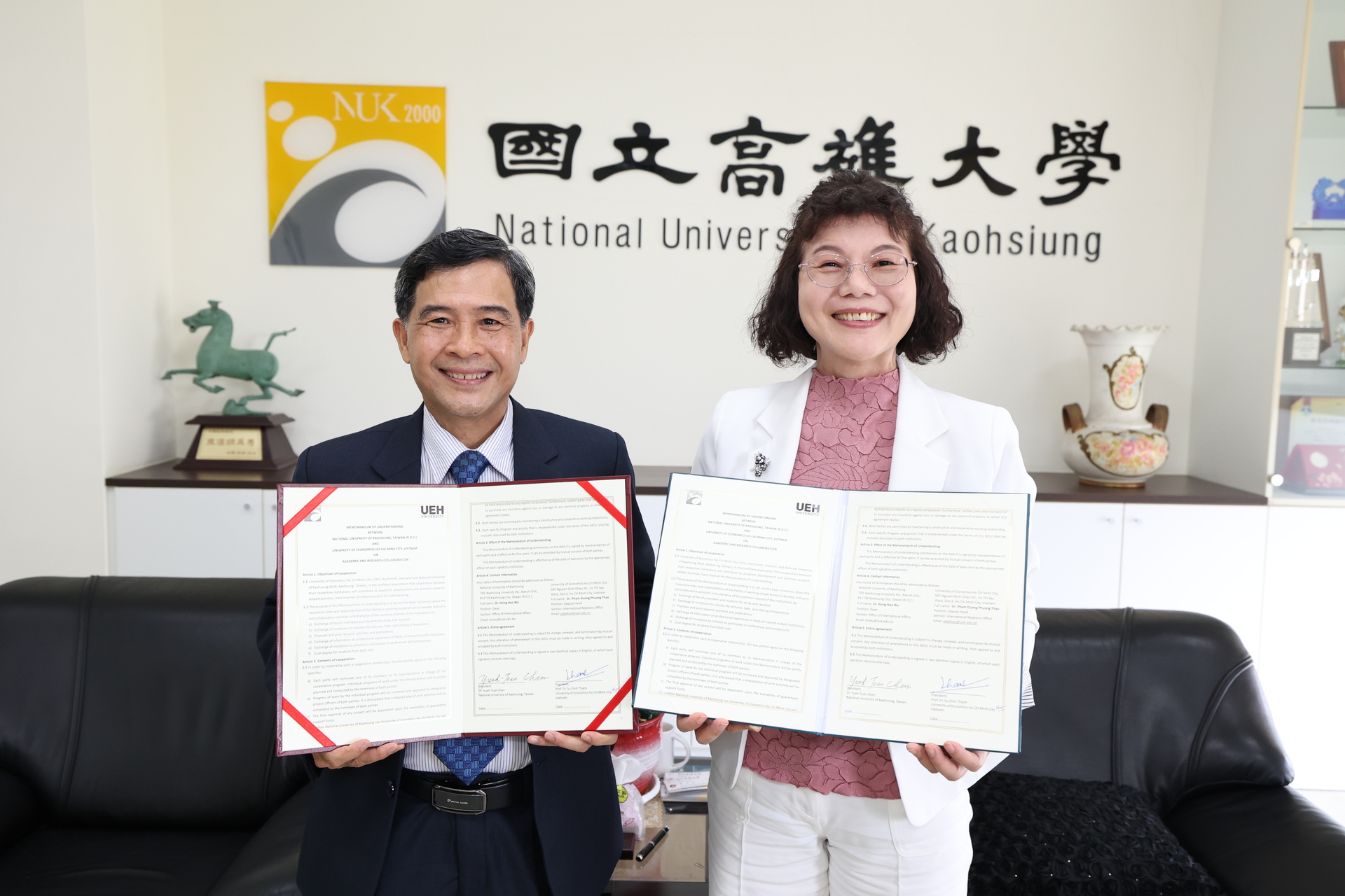 高雄大學校長陳月端（右）、胡志明市經濟大學經濟學院院長Bui Thanh Trang簽署MOU