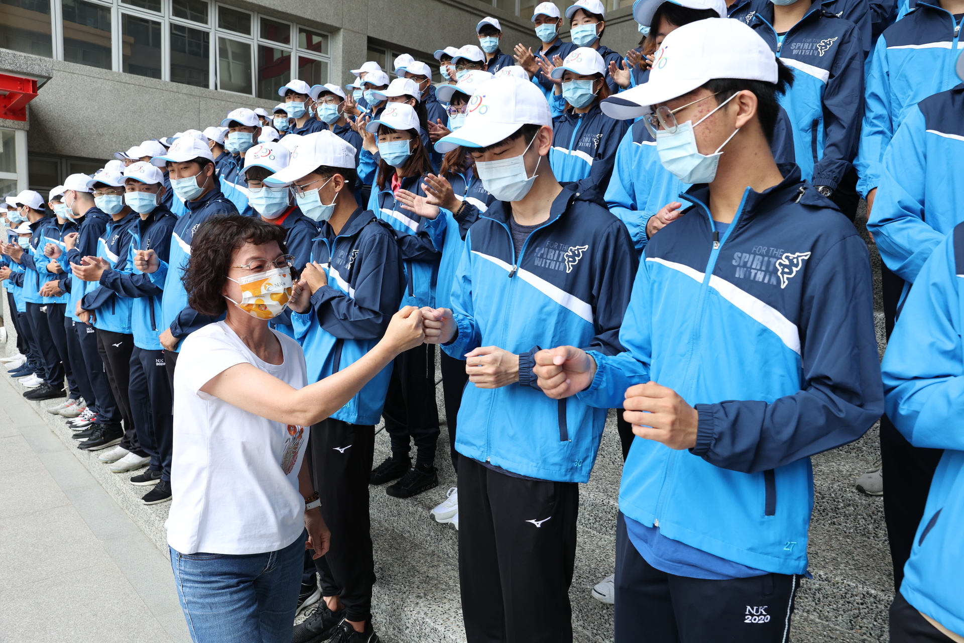 校長陳月端親自出席授旗，逐一跟各項目選手擊拳打氣，勉勵盡力發揮訓練成果、為校爭光。