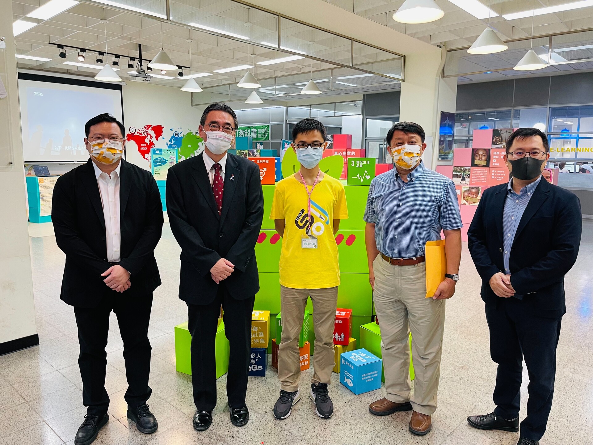 日本台灣交流協會高雄事務所所長加藤英次（左2）參訪 高雄大學、台灣創價學會攜手合辦「SDG s× 希望與行動的種子展」圖片